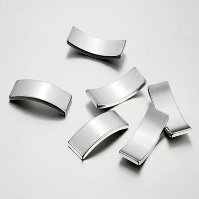 kaufen Anisotrope Nickelbeschichtete Magnete für die Richtmagnetisierung online manufacture